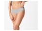 Femme en culotte de coton grise, posant une main sur la hanche et l'autre sur la cuisse.