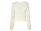 Un pull blanc et moelleux à manches longues.