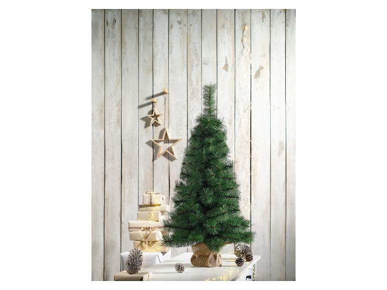 Un sapin de Noël artificiel avec des décorations et des cadeaux.