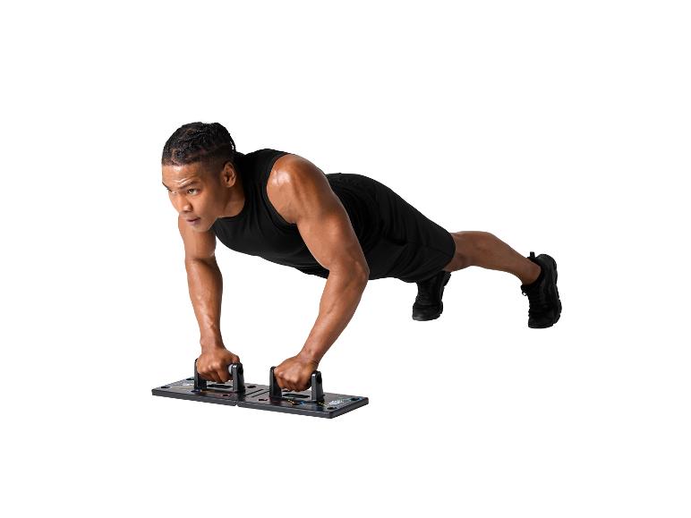 Homme faisant des pompes sur une planche de pompes noire.