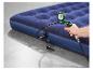 Un matelas gonflable avec une pompe à air et un manomètre.