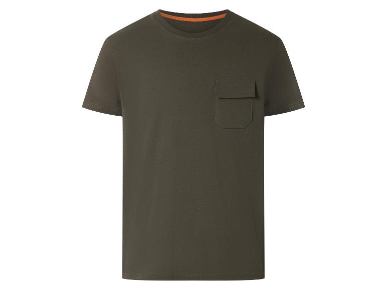 T-shirt vert foncé avec poche poitrine et encolure orange.