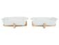 Deux plats rectangulaires en céramique blanche sur supports en bambou.