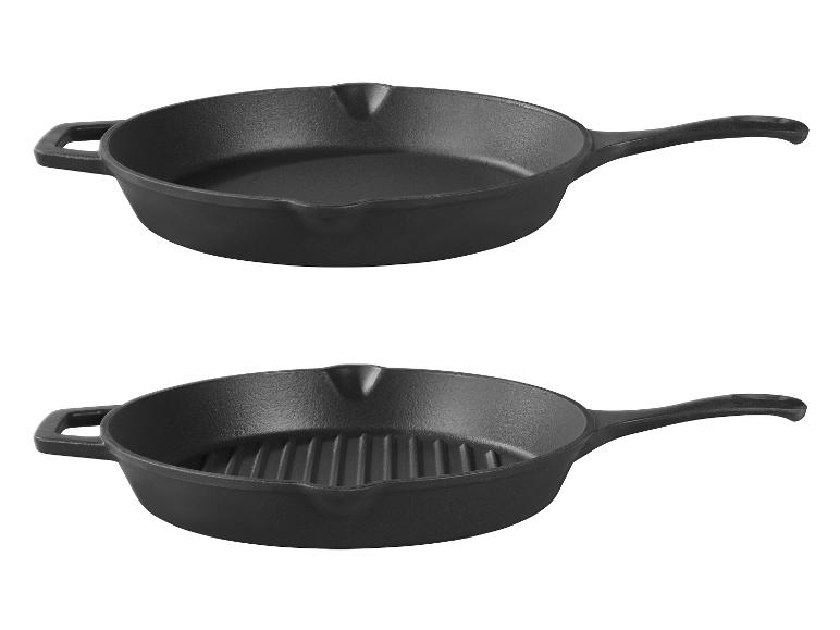 Deux poêles en fonte noires, une lisse et une avec des rainures de gril.