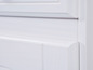 Armoire en bois blanche avec plusieurs tiroirs.