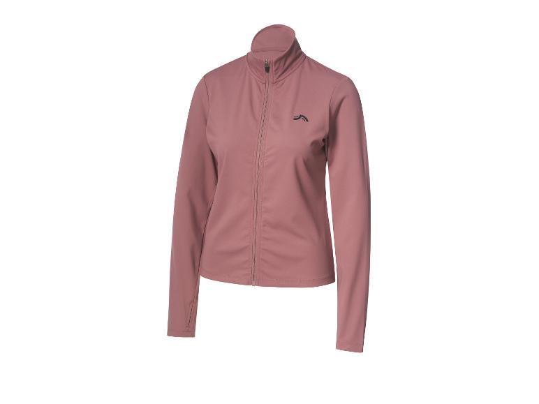 Une veste de sport rose avec une fermeture éclair et un logo noir sur la poitrine.