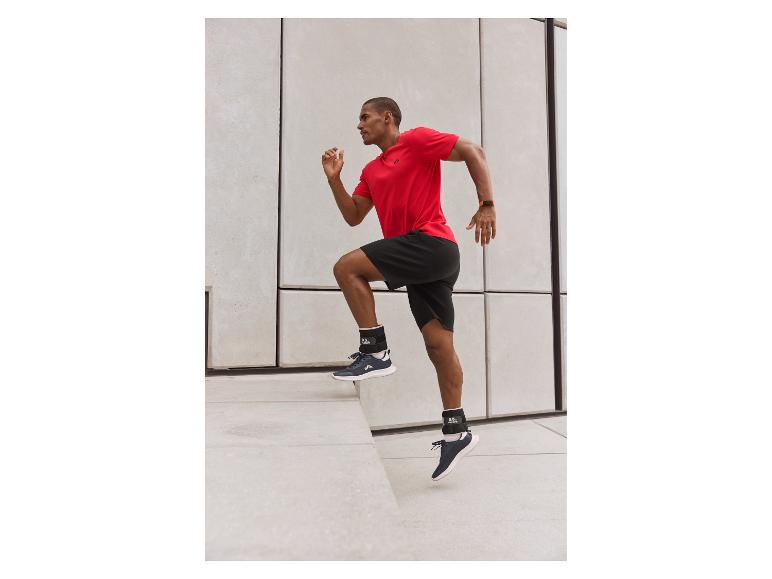 Homme courant avec des poids de chevilles Decathlon et des baskets.