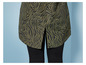 Une chemise verte à imprimé zèbre avec une fente dans le dos.