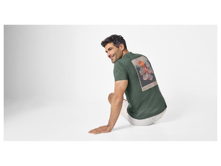 Homme en t-shirt vert foncé avec motif floral et texte 'Original pattern' dans le dos.