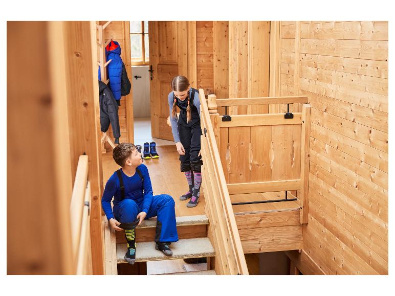 Deux enfants en sous-vêtements fonctionnels sans couture CRIVIT se préparent à skier.