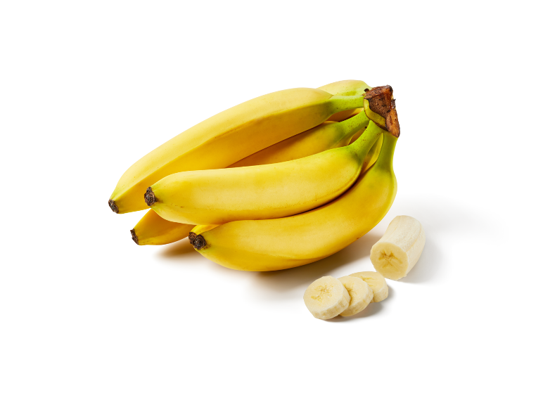 Un régime de bananes jaunes mûres avec quelques tranches coupées sur un fond blanc.