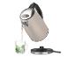 Bouilloire SilverCrest beige et tasse de thé glacé.