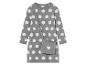 Une robe en tricot gris avec des pois blancs et une poche en forme de cœur.