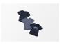 Trois t-shirts pour garçons : deux unis et un avec un camion imprimé.