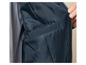 Gros plan de l'intérieur d'une veste bomber bleu marine avec une fermeture éclair.