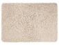 Tapis beige clair et moelleux.