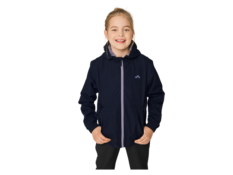 Une fille souriante portant une veste Regatta bleu marine.