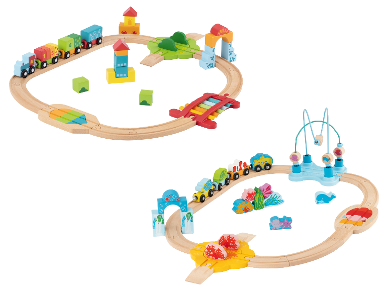 Deux ensembles de trains en bois : un sur le thème terrestre et l'autre sur le thème marin.