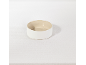 Bol en céramique blanche avec intérieur beige sur fond blanc.