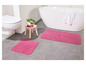 Deux tapis de bain roses.