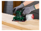 Une personne utilise une ponceuse orbitale Parkside pour poncer une planche de bois.