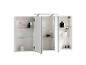 Armoire de salle de bain blanche avec trois portes miroir, étagères en verre et éclairage LED.