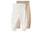 Deux pantalons de bébé : un blanc à motifs de canards et un beige uni.