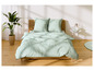 Un lit avec une couette vert clair à motifs de feuilles.