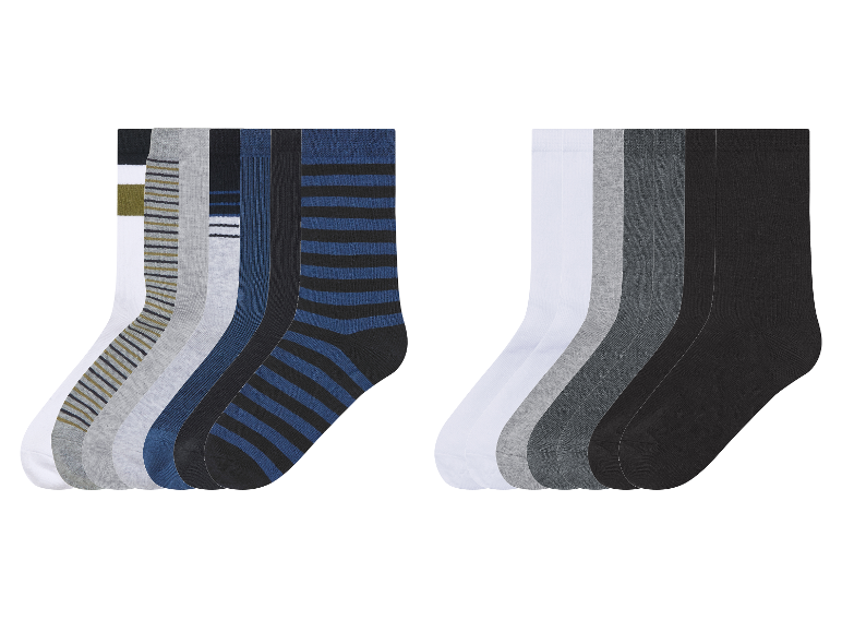 Deux paires de chaussettes, une rayée et une unie.