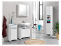 Meubles de salle de bain modernes et blancs avec une armoire miroir et une armoire haute.