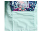 Une veste vert clair avec un imprimé floral et une étiquette pour le nom.