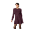 Femme en robe en maille violette sur fond noir