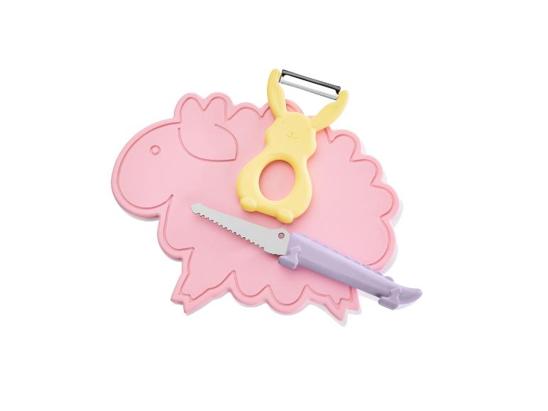 Une planche à découper rose en forme de mouton avec un éplucheur jaune en forme de lapin et un couteau violet.