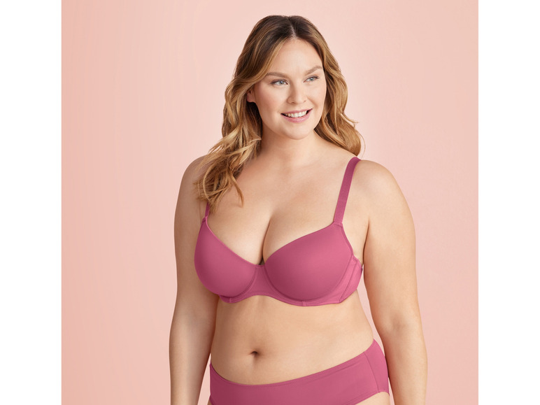 Une femme portant un soutien-gorge et une culotte roses.