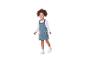 Petite fille portant une robe en jean brodée et des baskets blanches.