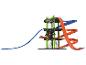 Circuit Hot Wheels avec une araignée, une longue piste bleue et orange.