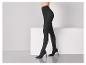 Collants noirs et escarpins bleus sur un fond blanc.