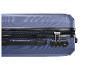 Gros plan d'une valise bleue avec fermeture éclair noire et cadenas à combinaison