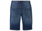 Un short en jean avec des poches arrière.