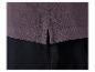 Polo mauve et pantalon noir.