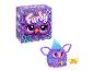 Furby violet aux cheveux bleus et sa boîte, jouet interactif Hasbro.
