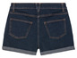 Un short en jean bleu avec un ourlet retroussé.
