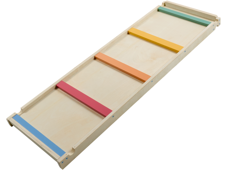 Rampe en bois avec barres colorées pour jeux de billes.