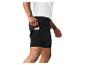Homme avec un short de course noir et une poche pour téléphone.
