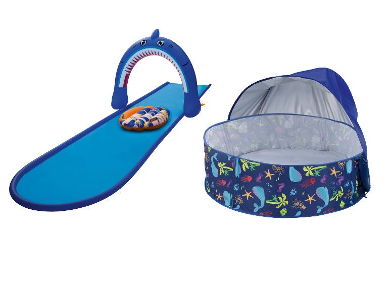 Toboggan aquatique thème requin avec bouée gonflable et piscine de jeu pop-up avec créatures marines.