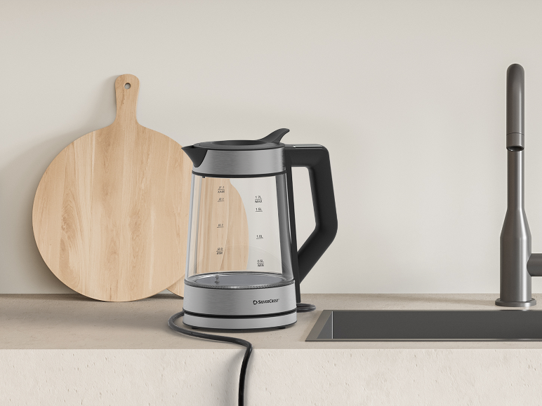 Bouilloire électrique en verre et bois sur un comptoir de cuisine moderne.