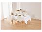 Table, chaises et nappes blanches pour une salle à manger moderne.
