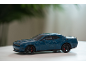 Puzzle 3D bleu en forme de voiture de sport sur une table blanche.