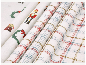 Nappes de Noël pliées avec motif à carreaux et motifs de casse-noisette.