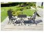 Table et chaises pliantes grises pour jardin.